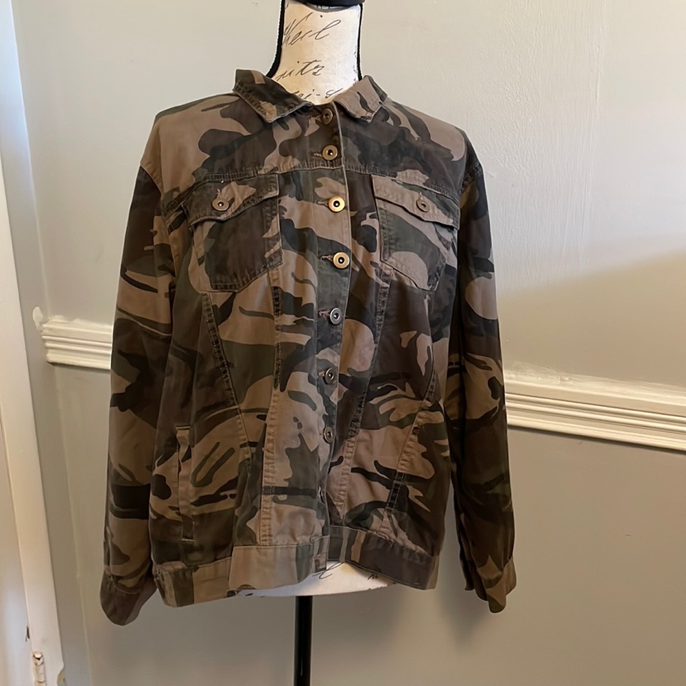 Size 1x camouflage jacket in great condition